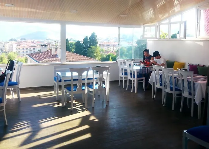 于尔克梅兹酒店 3*